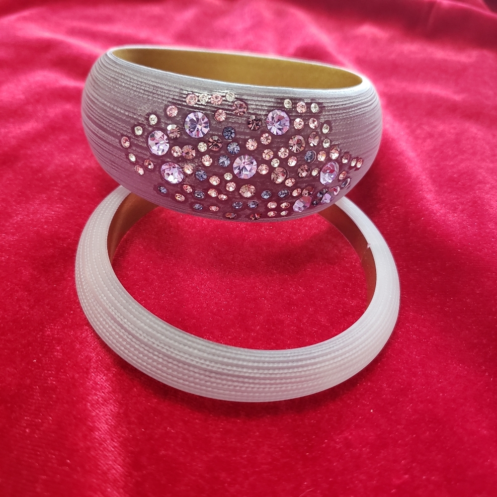 Vintage Purple Plum Carved LUCITE with Rhinestones WIDE Tapered Bangle Bracelet - Picture 4 of 16